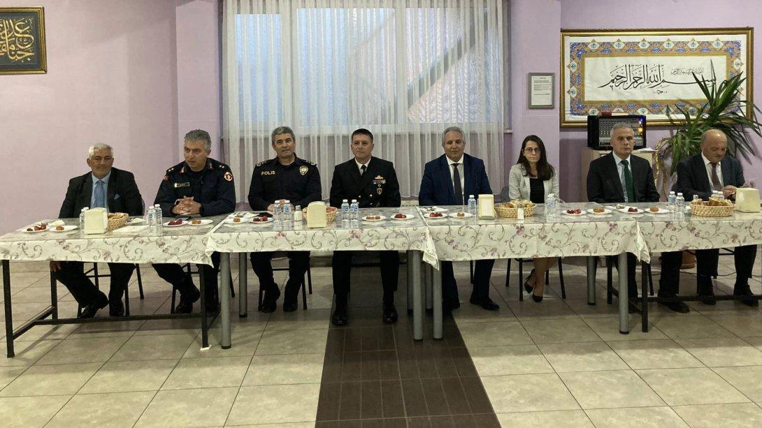 Anadolu İmam Hatip Lisesi yemekhanesinde iftar düzenlendi.