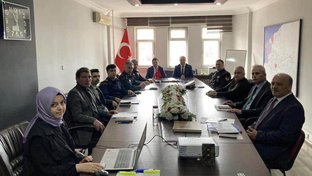 14 Mayıs da yapılacak olan Cumhurbaşkanlığı ve 28. Dönem Milletvekili Genel Seçimlerinde alınacak tedbirler ve diğer hususlar Kaymakamımız Mehmet Yapıcı başkanlığında yapılan toplantıda değerlendirildi.