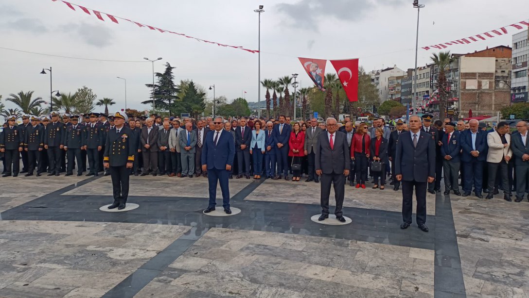 Atatürk Anıtı Önü'nde Çelenk Sunma Töreni düzenlendi.