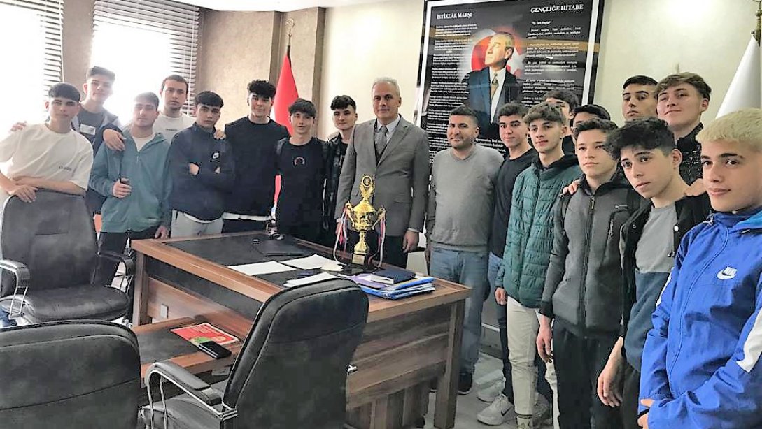 Zonguldak U-18 Liginde İl Şampiyonu olan Zonguldak Ereğli Spor Takımı İlçe Milli Eğitim Müdürlüğümüzü ziyaret etti.