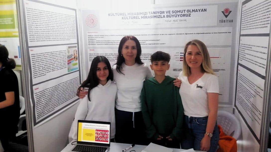 TÜBİTAK 2204-B Ortaokul Öğrencileri Araştırma Projeleri Yarışması Ankara Bölge Sergisine katılmaya hak kazanan öğrencilerimiz Ankara Üniversitesinde gerçekleştirilen sergide yerlerini aldılar. 
