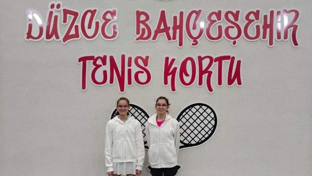 Okul Sporları Yıldız Kızlar Tenis Türkiye Birinciliği Müsabakalarında Merih Şuğle Ortaokulu öğrencileri Türkiye 8.si olmuşlardır.