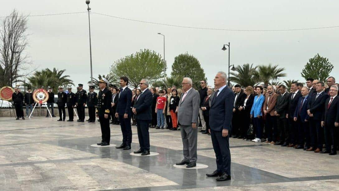 23 Nisan Ulusal Egemenlik ve Çocuk Bayramı dolayısıyla Atatürk Anıtı Önü'nde Çelenk Sunma Töreni düzenlendi.