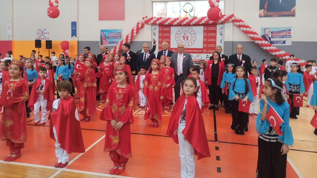 Kavaklık İlkokulu tarafından 23 Nisan Ulusal Egemenlik ve Çocuk Bayramı dolayısıyla Gençlik ve Spor İlçe Müdürlüğü Spor Salonu'nda kutlama programı düzenlendi.